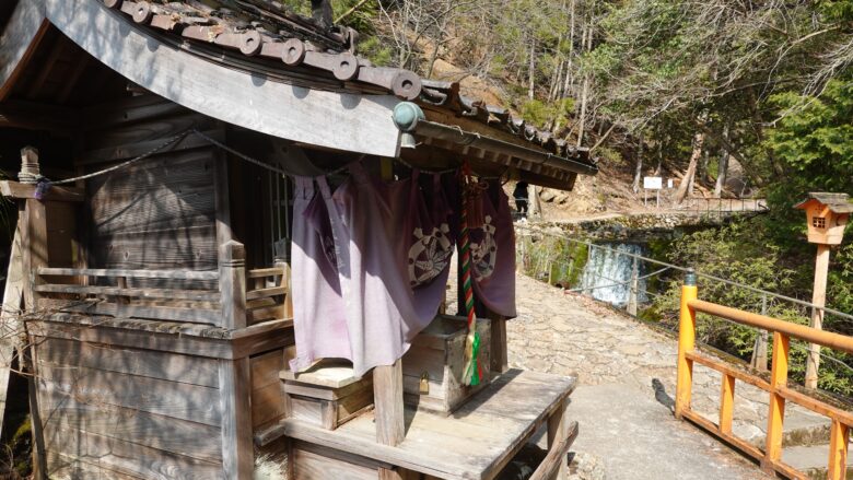滝不動