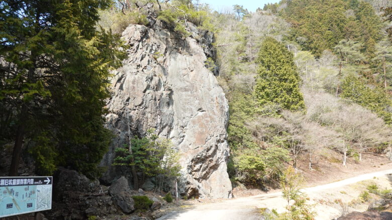 垂直にそびえ立つ圧巻の大岩