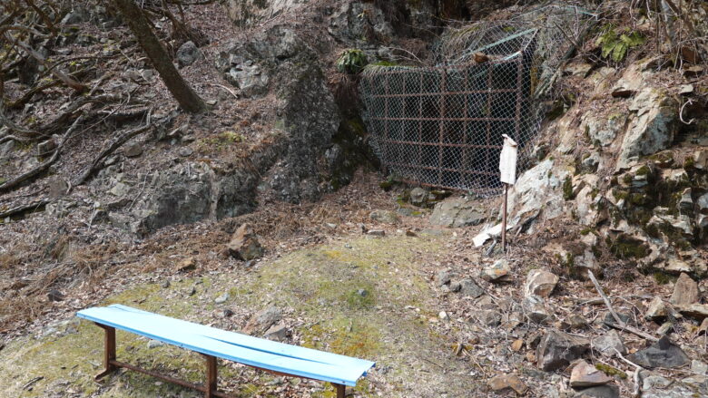 小日向坑の坑口、ベンチに座りながら鉱夫に想いを馳せる