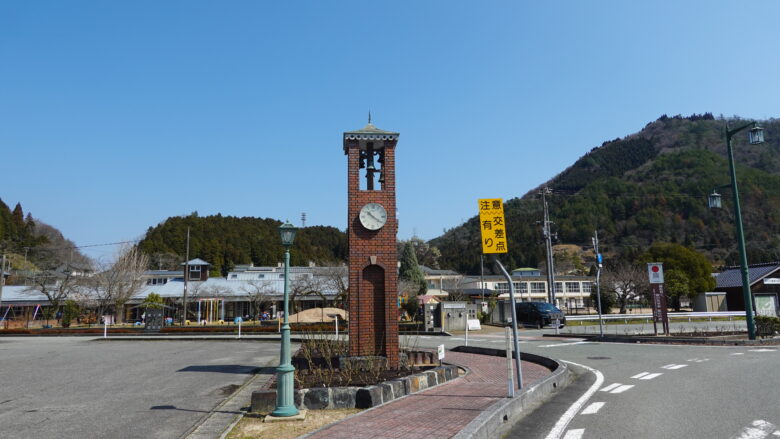 レンガ造りの時計塔ではないですか、レトロ感があって何だか良いよね♪