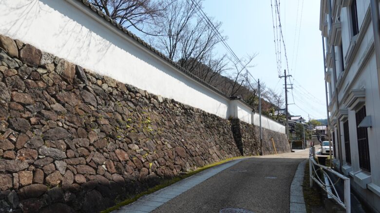 お寺の塀にはカラミ石が使われている
