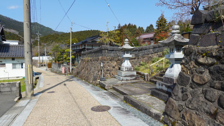 寺前通りは、カラミ石がいっぱい