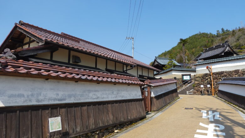 長い土塀が続く