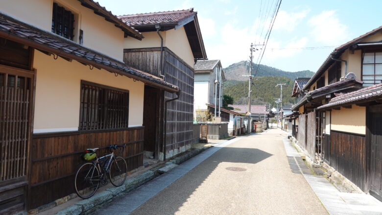 古い町並みの通りをゆく