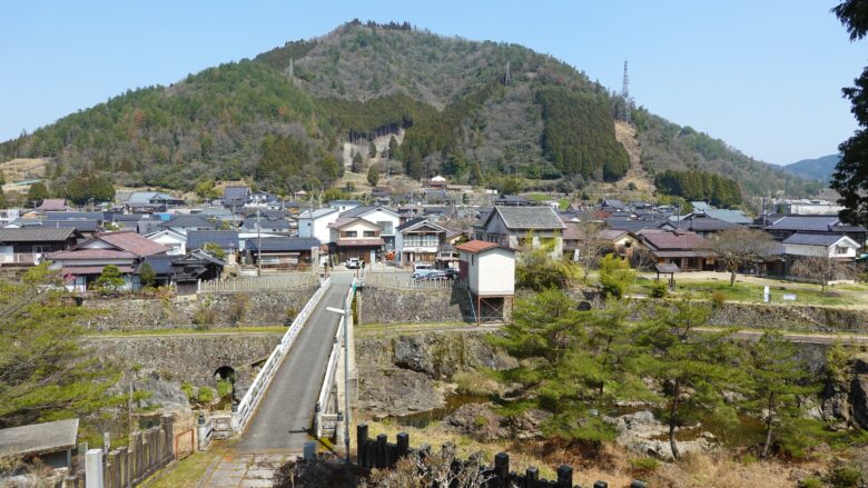 生野の町並み、手前の橋が参道橋