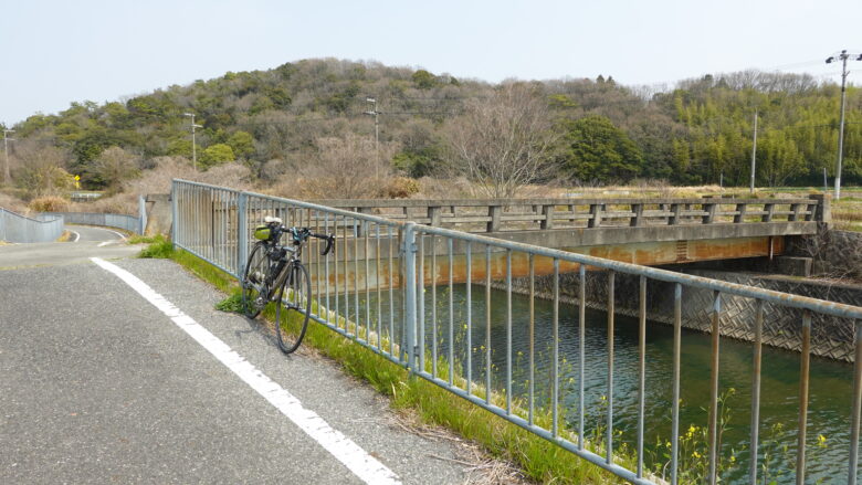 権現川沿いを進む