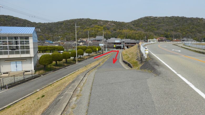 坂道を上り県道79号線へ