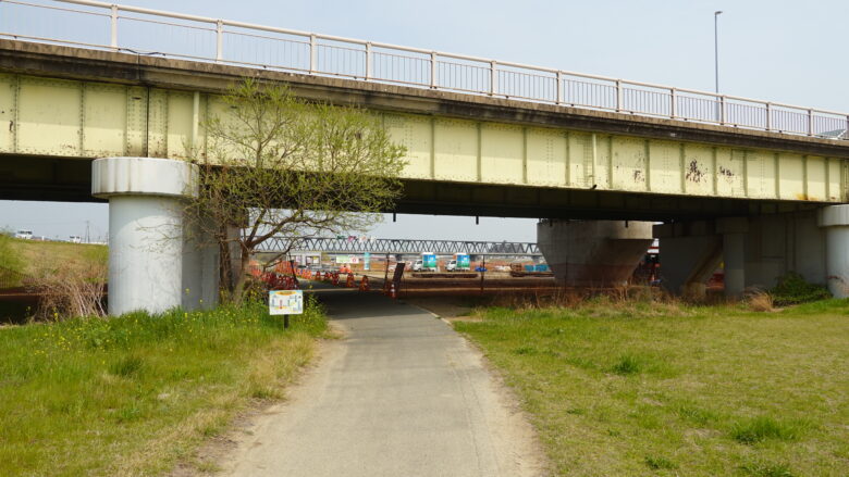 加古川大橋をくぐり抜ける