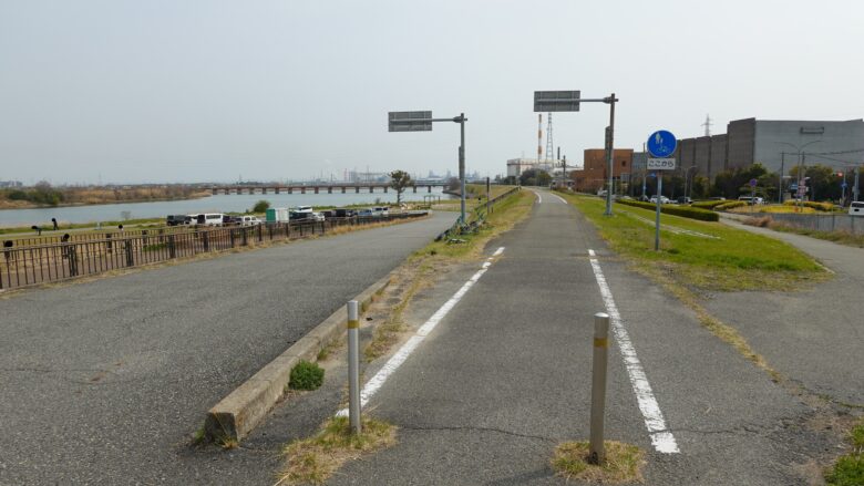 堤防上から加古川の河川敷へ