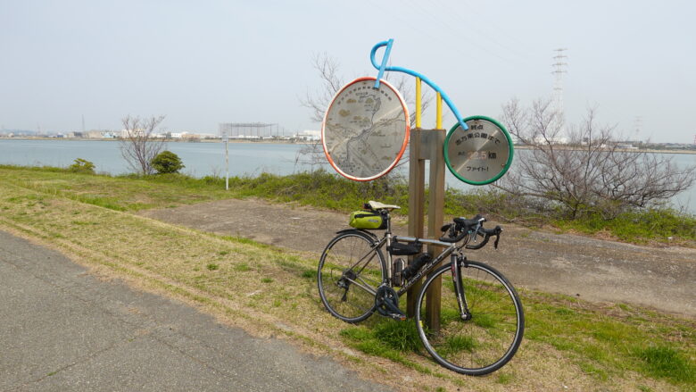 高砂海浜公園の入口前にあるコース起点案内板、ここから出発