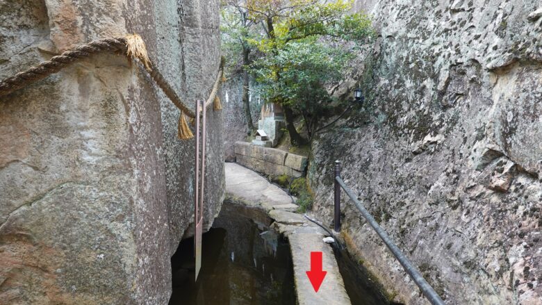 石の宝殿の周りをぐるりと一周しよう