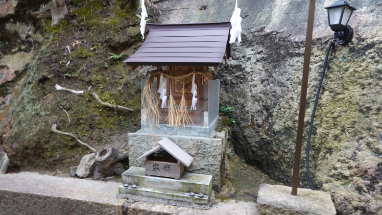 石の宝殿の周囲にある祠