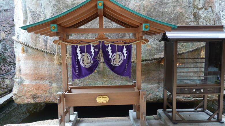 石の宝殿へ参拝