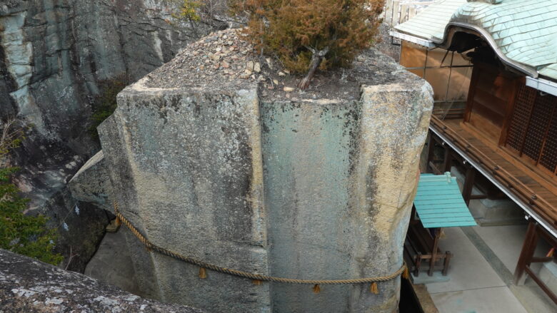 石の宝殿を横から見下ろす