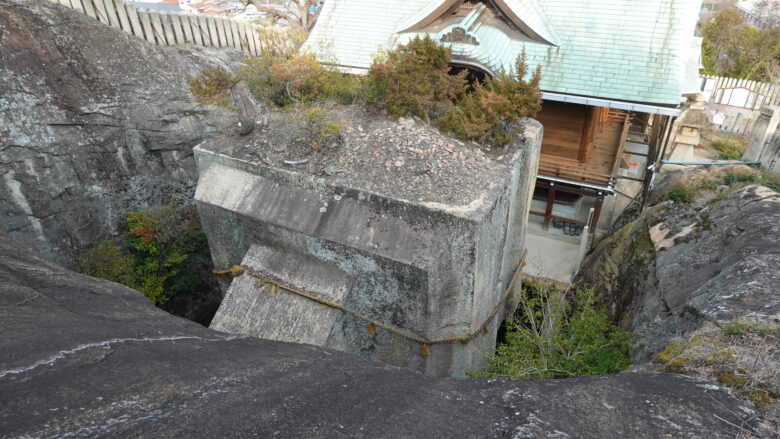 石の宝殿を上から見下ろす