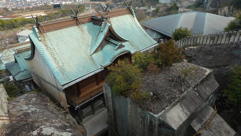 生石神社の御神体「石の宝殿」