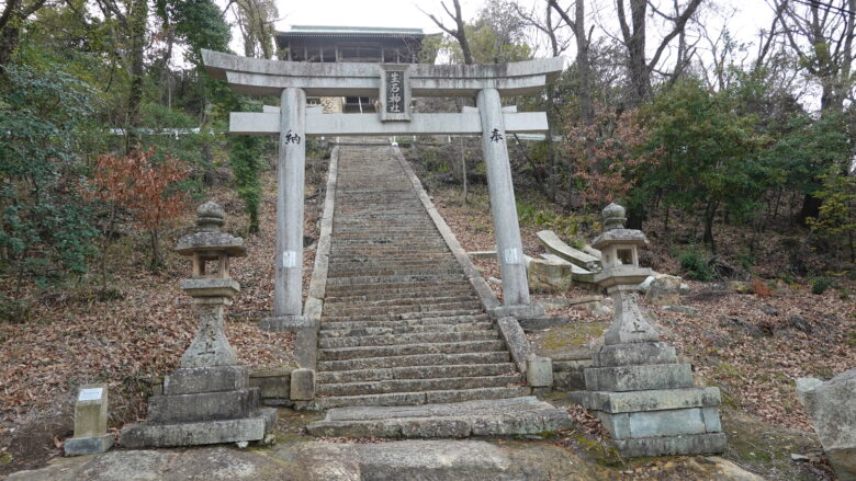 一直線に続く階段の参道