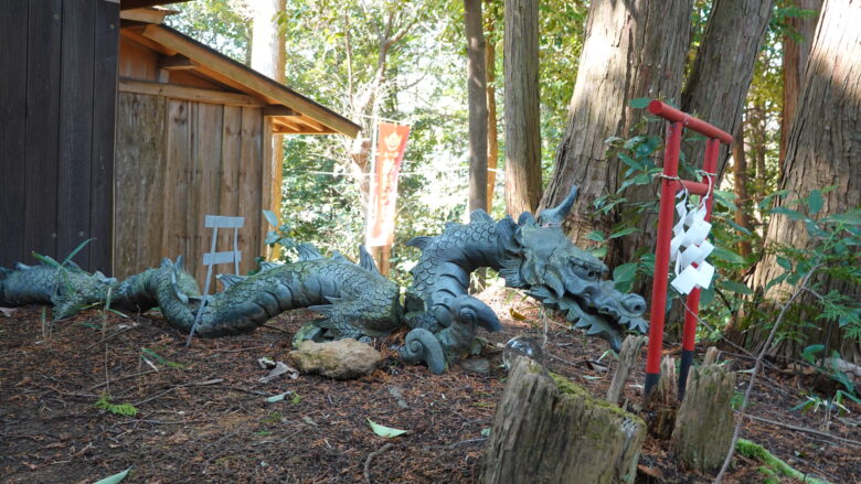 龍神像を横から見る