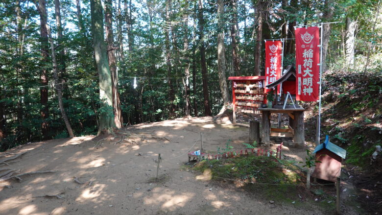 時切稲荷神社の境内
