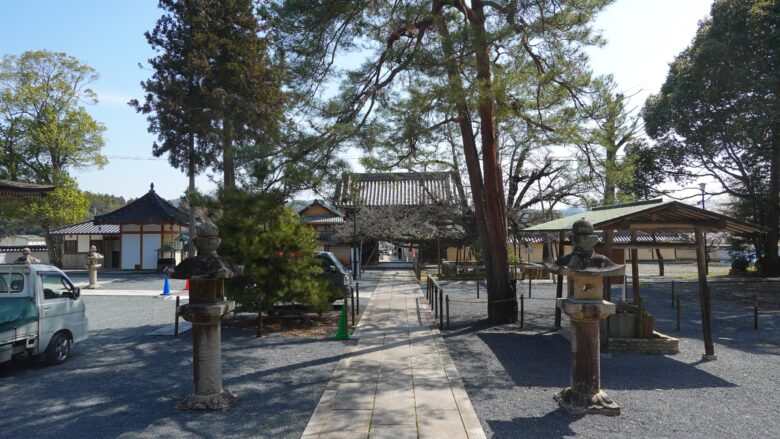 誕生寺の境内