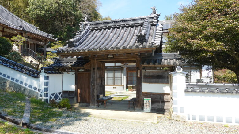 六角堂浄土院の入口（山門）