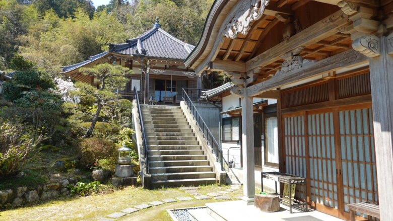 六角堂（奥）