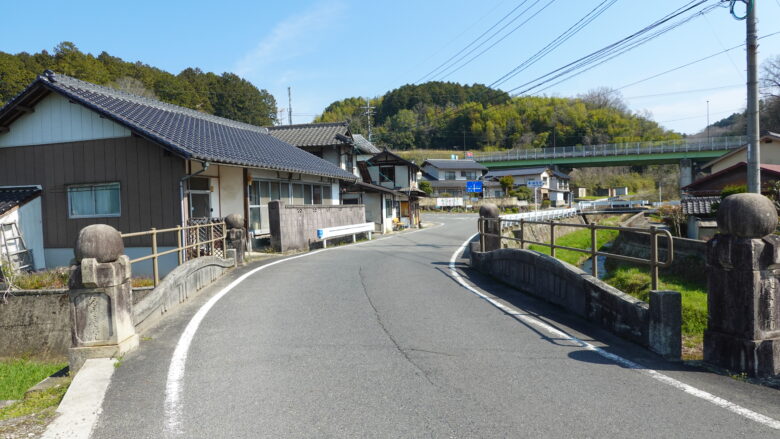 誕生寺橋を渡る