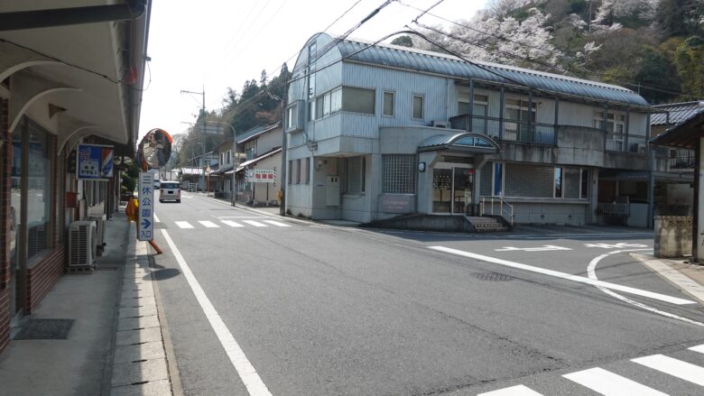 国道429号線で三休公園へ向かう分岐点	