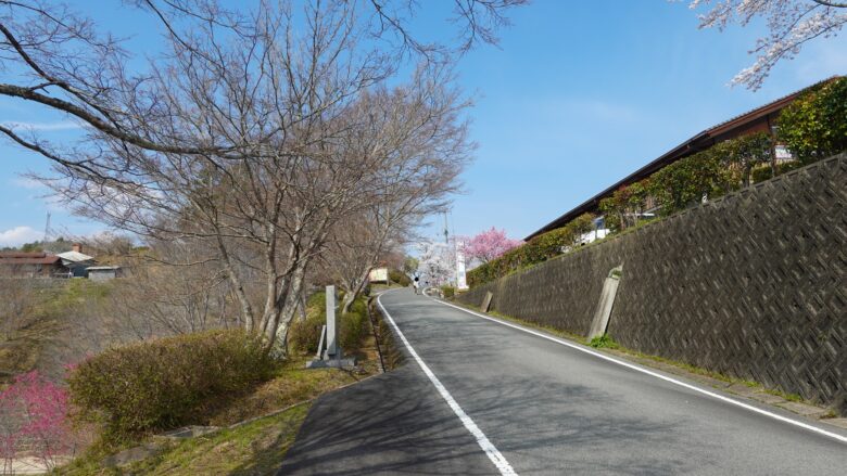 上り続けていると、右手側に「民話館」が見えてくる