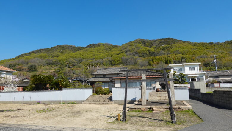 鳥居の奥にある物は、いったい何!?