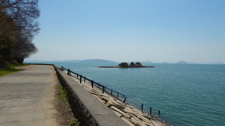 沖合に浮かぶ三ツ山(三郎島)