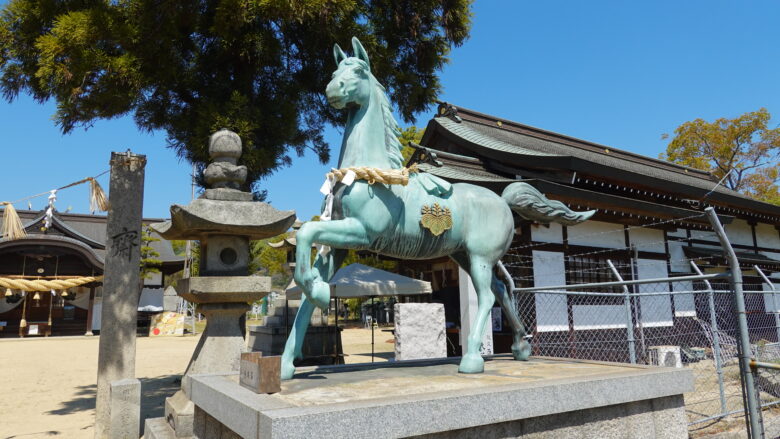 躍動感あふれる神馬像