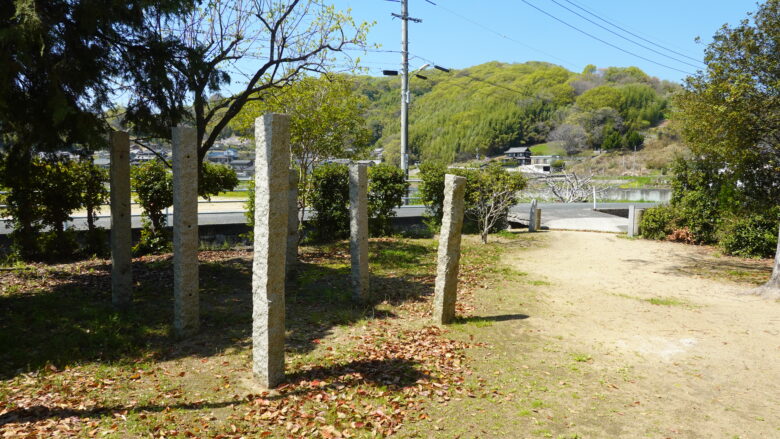 本殿の西側に立ち並ぶ石柱