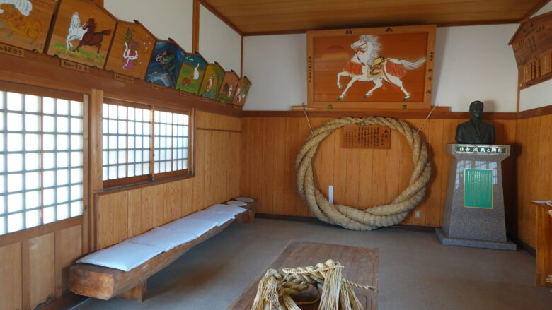 大きな絵馬がズラリと並ぶ