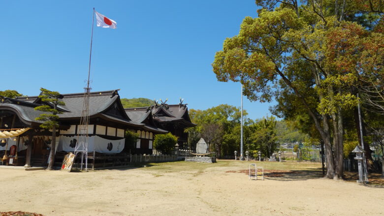 大浦神社の境内