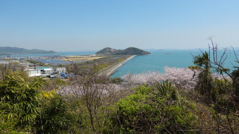 遠くには、海に浮かぶ三ツ山が見える