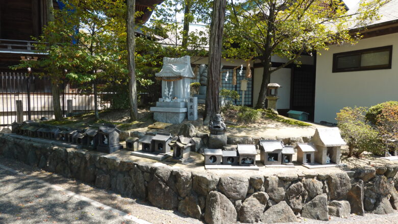 神使の山に並ぶ「蛇の家」