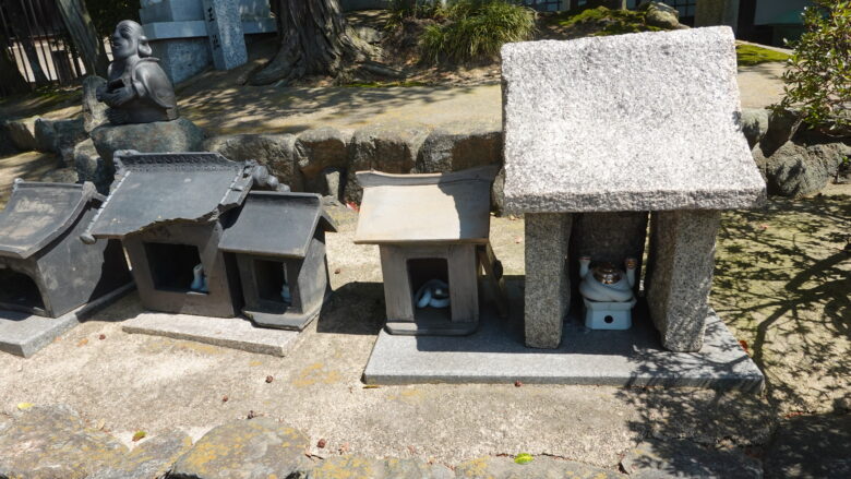 祠(蛇の家)に白蛇が安置されている