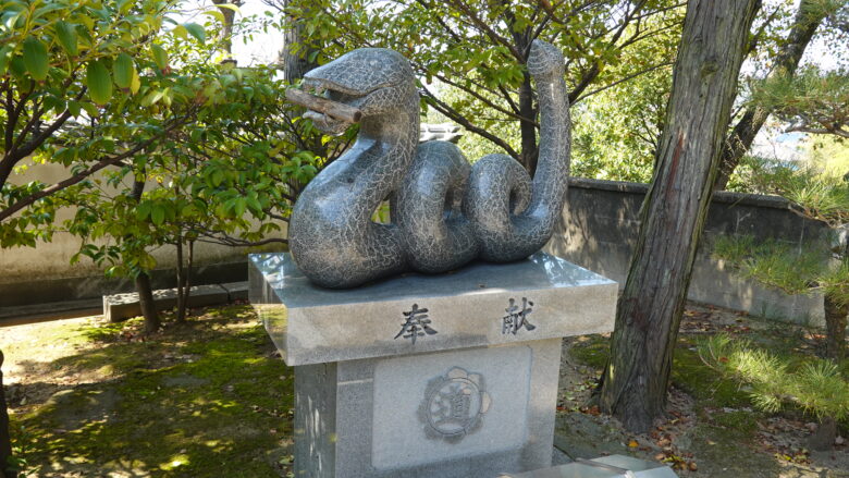 蛇神の像