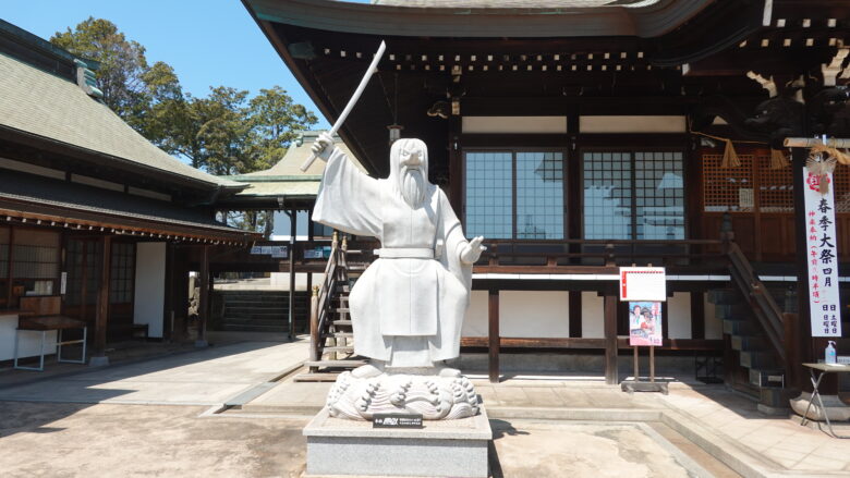 剣を抜いて構える猿田彦大神