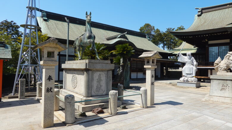 神馬像の台座の根元を見てみよう
