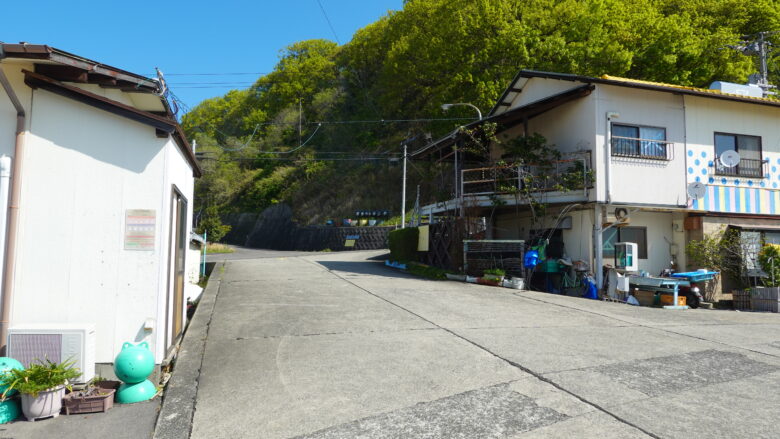まずは県道261号線を西へ進む