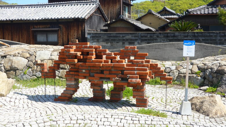 粟島海洋公園にある瀬戸芸の作品、レンガの人間か！！