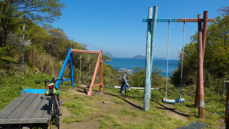 ブランコに座って風を感じよう