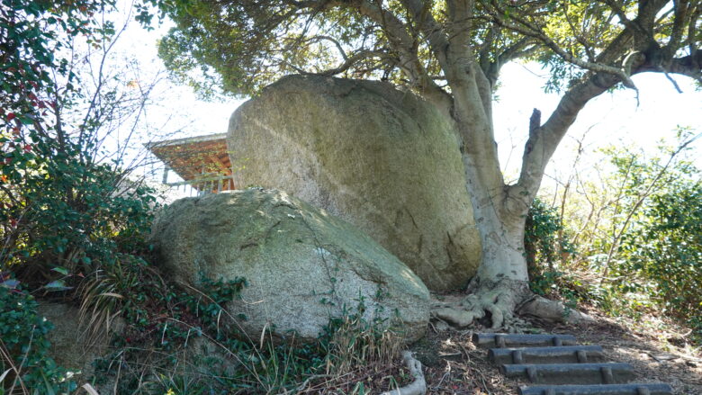 この巨石が見えたら山頂までほんの少し