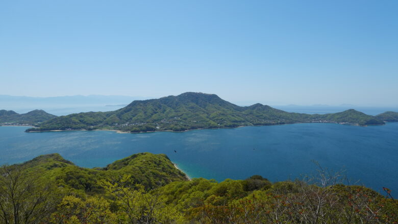 荘内半島が近い、紫雲出山が良く見える
