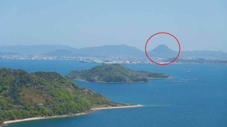遠くには多度津や丸亀市街と共に飯野山がそびえ立つ