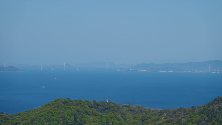 薄っすらと見える瀬戸大橋
