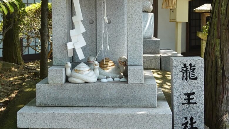 道通様として白蛇の像を祀る