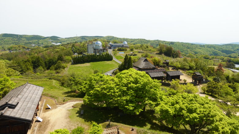 詰所(左)、城主の館(右手前)、美星天文台(一番奥)が見える